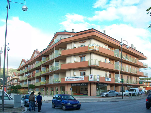 Spazi commerciali angolo Viale dei Pentri